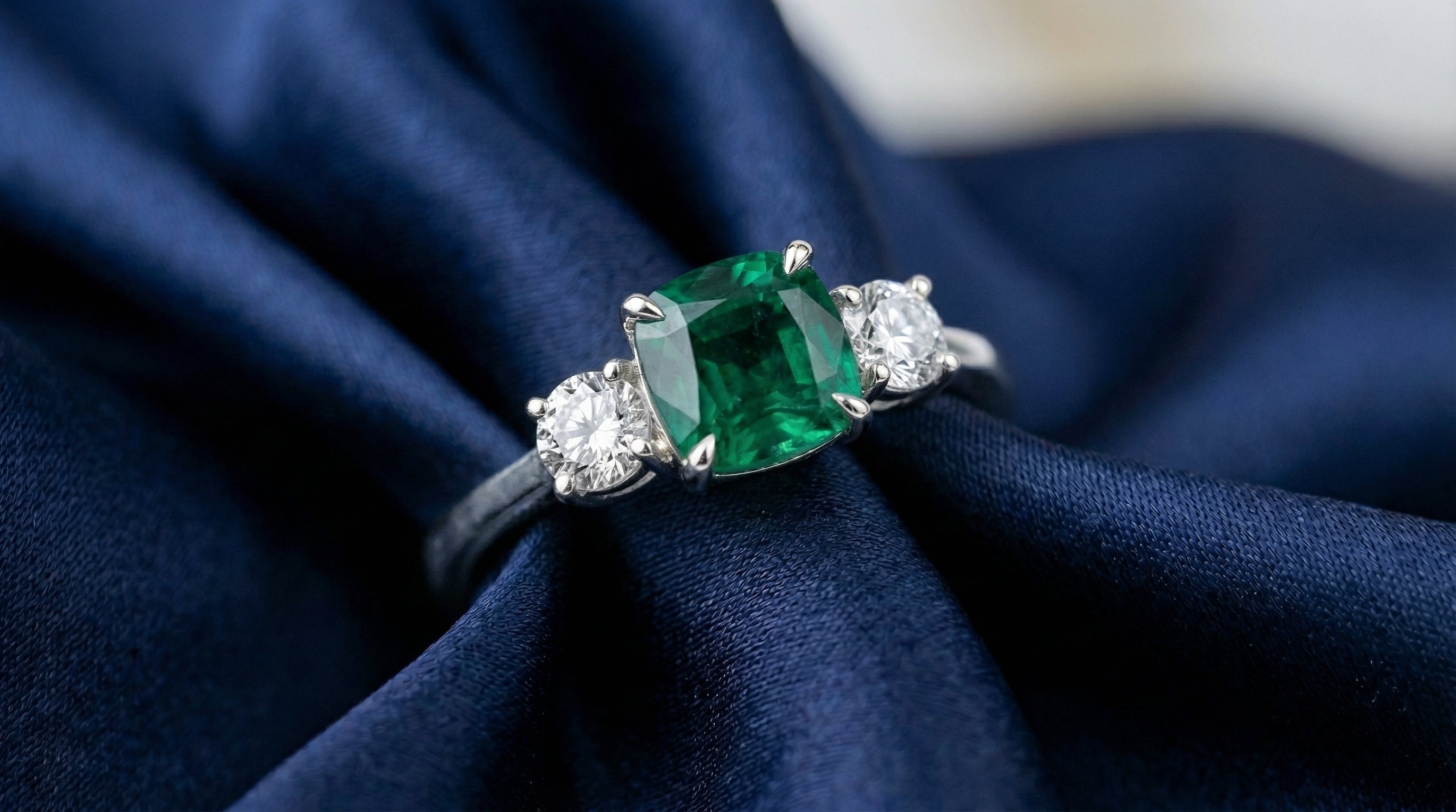 טבעת קושן אמרלד | יהלום מעבדה